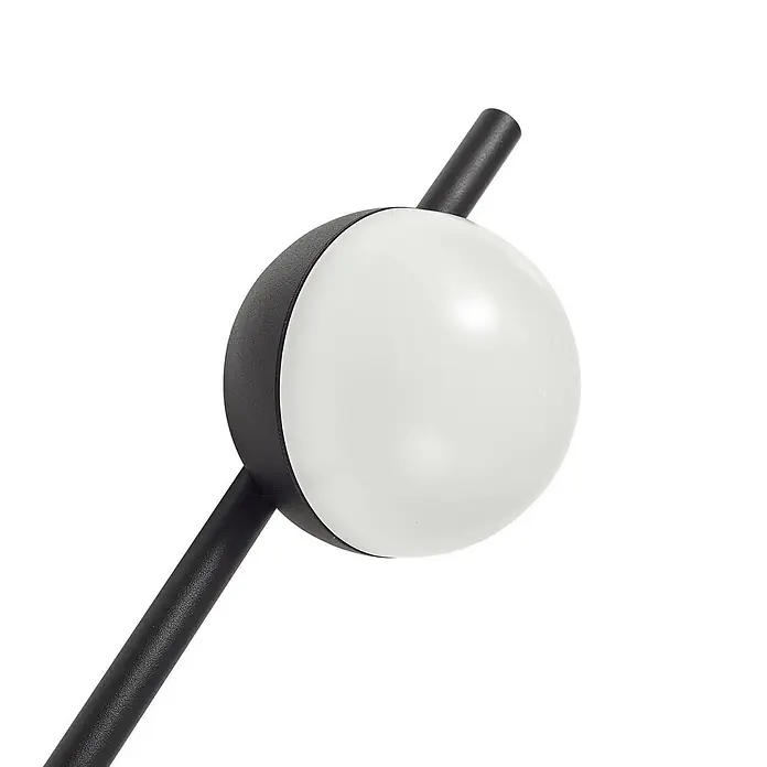Lindby Erdspießleuchte Darleen -  - Minimalistisches Leuchtelement: weiße Kugelleuchte mit schwarzem Rahmen und Stäben.