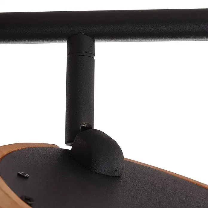 Lindby Deckenstrahler Manel - Holz hell, Holz hell - Nahaufnahme einer schwarzen Metallstange, die mit einer schwarzen Halterung an einer Holzkante und schwarzen strukturierten Oberfläche verbunden ist.
