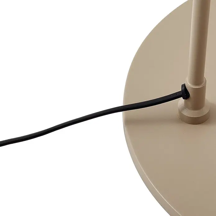 Lindby Stehleuchte Triangolo - Höhe: 195 cm, creme / amber, creme / amber, E27 - Schwarzes Kabel mit schwarzem Kabelbinder an beigefarbenem Lampen-/Standfuß befestigt.