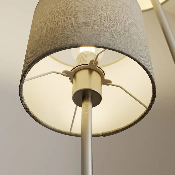 Lucande Stehleuchte Juljana - alu / grau / zink, creme / amber, E14 - Beleuchtete Stehlampe mit grauem Stoffschirm und messingfarbenen Metallakzenten.