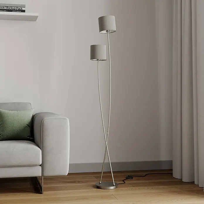 Lucande Stehleuchte Juljana - alu / grau / zink, creme / amber, E14 - Stehleuchte mit zwei grauen Stoffschirmen und silbernem Kreuzfuß, neben Sofa im Wohnzimmer.