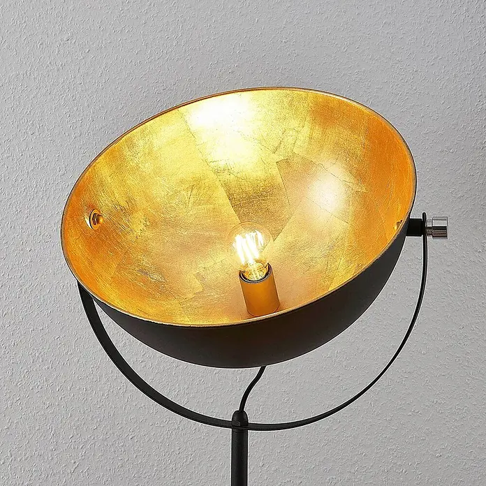 Lindby Stehleuchte Muriel - Höhe: 165 cm, schwarz, schwarz, E27 - Stehlampe mit schwarzem kugelförmigem Schirm und Blattgold-Innenseite. Eine warme Glühbirne beleuchtet die goldene Oberfläche.