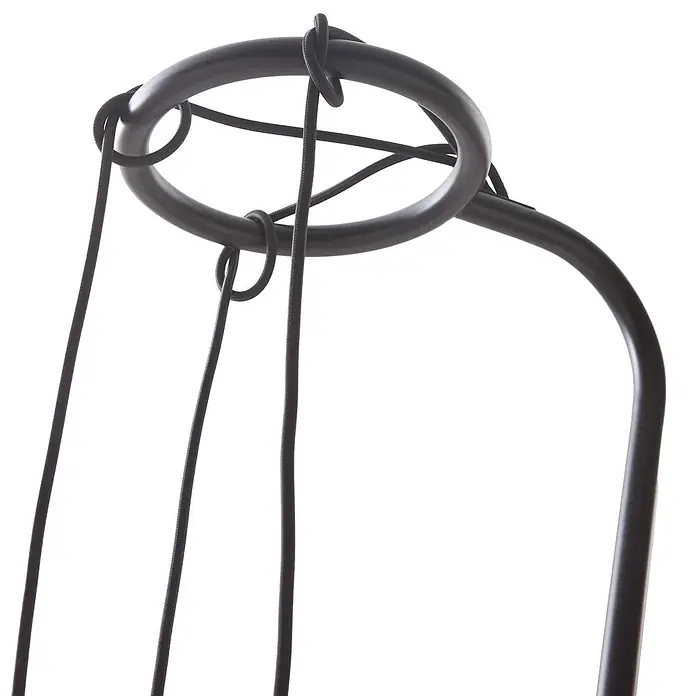 Lindby Stehleuchte Elira - Höhe: 150 cm, schwarz, schwarz, E27 - Nahaufnahme eines schwarzen Metallrings mit mehreren schwarzen Schnüren, die daran befestigt sind, verbunden mit einem gebogenen Metallarm.