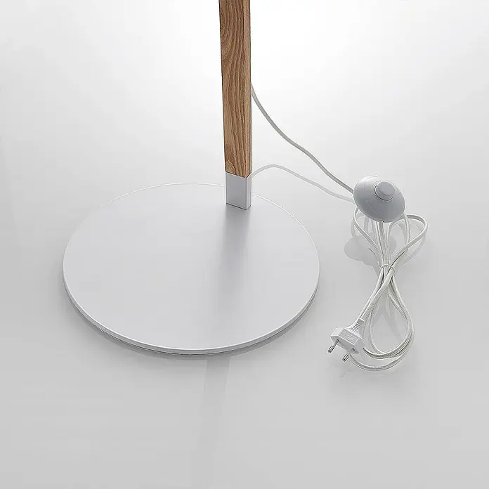 Lindby Stehleuchte Tetja - Höhe: 128 cm, Holz hell, weiß / opal, E27 - Weiße runde Lampenbasis mit Holzstange, weißem geflochtenem Stromkabel, Zwischenschalter und europäischem Stecker.