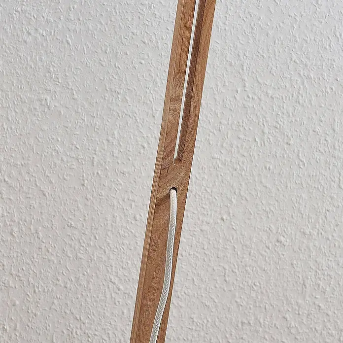 Lindby Stehleuchte Tetja - Höhe: 128 cm, Holz hell, weiß / opal, E27 - Holzlampenständer mit integrierter Kabelführung, zeigt ein weißes Stoffkabel.