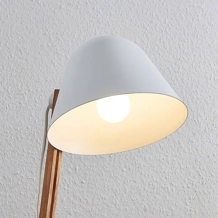 Lindby Stehleuchte Tetja - Höhe: 128 cm, Holz hell, weiß / opal, E27 - Weißer Metall-Lampenschirm auf Holzarm mit warm leuchtender Glühbirne.