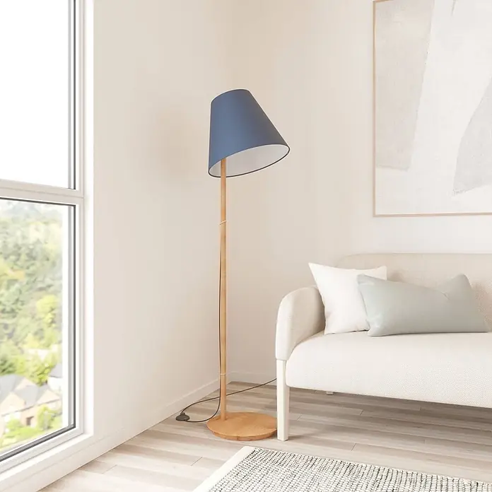 Lucande Stehleuchte Jinda - Holz dunkel, blau, E27 - Stehlampe mit blauem Schirm und Holzständer beleuchtet eine Wohnzimmerecke neben einem cremefarbenen Sofa.