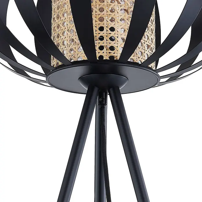 Lindby Stehleuchte Tamira - Höhe: 143 cm, schwarz, schwarz, E27 - Detailansicht einer Stehleuchte mit schwarzem Metallgitter-Schirm und Rattan-Diffusor, auf schwarzen Stativbeinen.