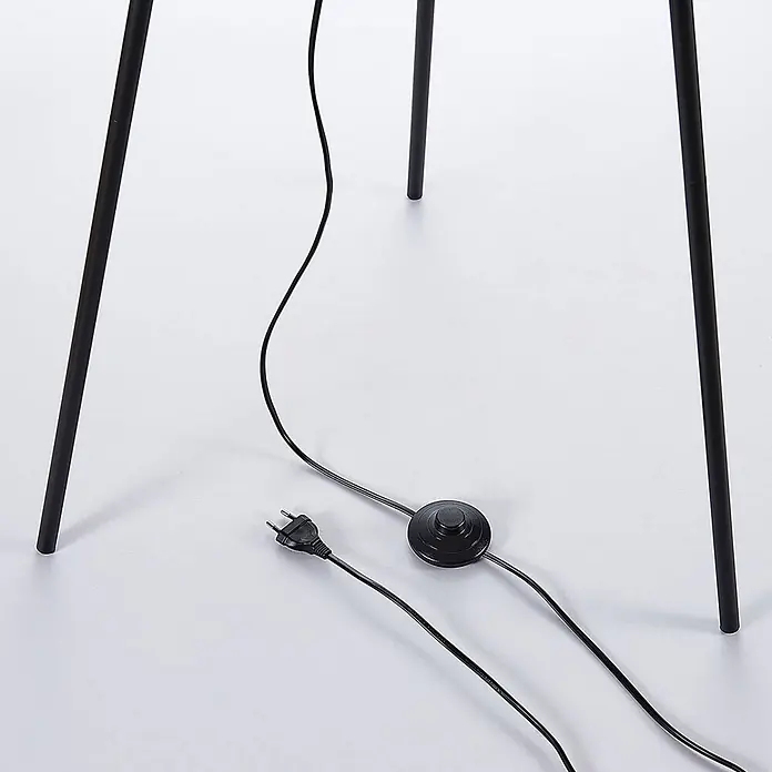 Lindby Stehleuchte Devon - Höhe: 140 cm, schwarz, schwarz, E27 - Schwarze Lampenbeine, Netzkabel mit EU-Stecker und schwarzer Fußschalter.