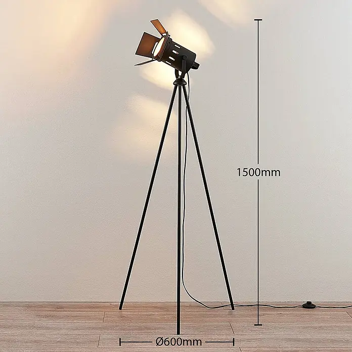 Lindby Stehleuchte Devon - Höhe: 140 cm, schwarz, schwarz, E27 - Schwarze Metall-Tripod-Stehleuchte mit Scheinwerferkopf, 1500mm hoch und 600mm Fußdurchmesser.