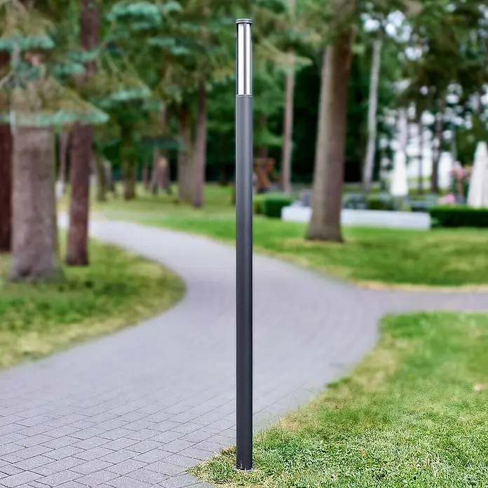 Lucande Außenlaterne Sidny -  - Dunkelgraue Wegeleuchte mit silbernem Aufsatz, neben einem gepflasterten, gewundenen Weg in einem Park installiert.