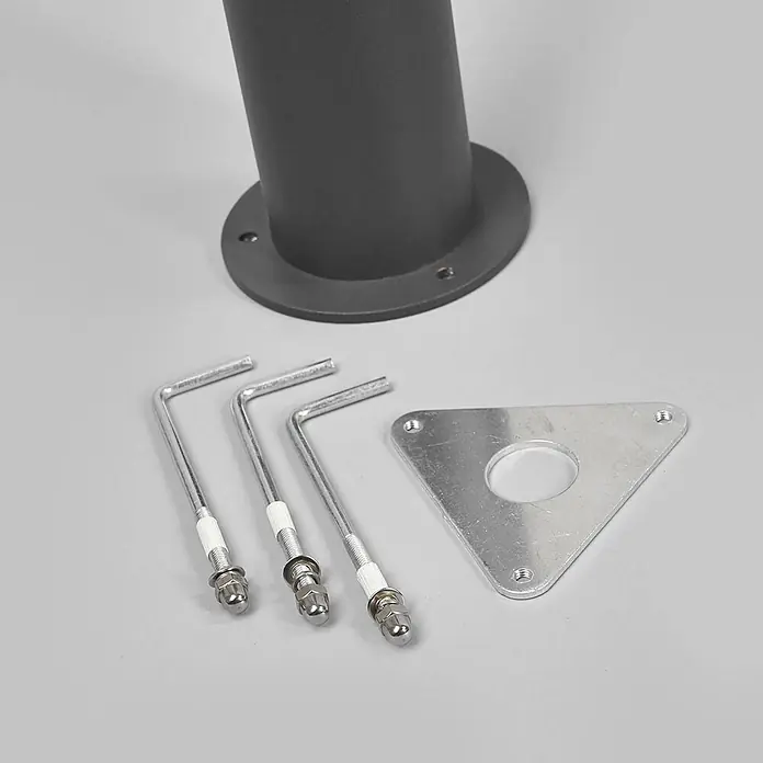 Lucande Außenlaterne Sidny -  - Dunkelgrauer Pfostenfuß, drei L-förmige Ankerbolzen mit Muttern und eine dreieckige Metallmontageplatte.