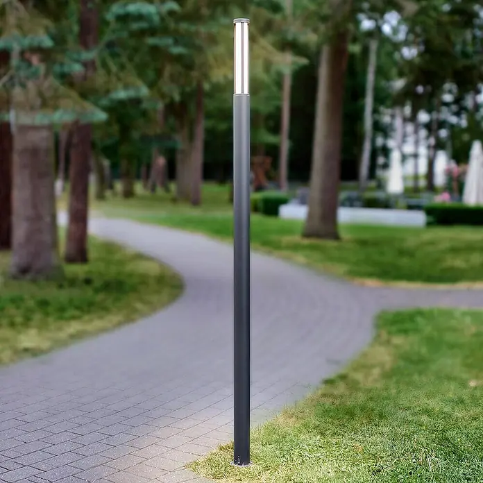 Lucande Außenlaterne Sidny -  - Dunkelgraue Pollerleuchte mit metallischem Oberteil, beleuchtet einen gepflasterten Parkweg.