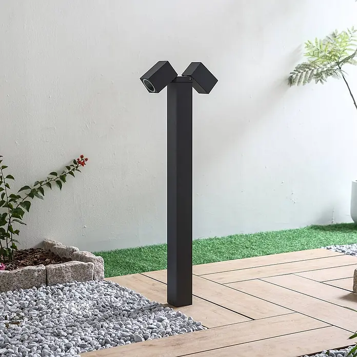 Lindby Außenlaterne Othil - 6,5 x 6,5 x 80 cm - Schwarze Wegeleuchte mit zwei verstellbaren Strahlern, ideal für Wege oder Gärten.