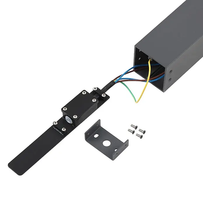 Lindby Außenlaterne Othil - 6,5 x 6,5 x 80 cm - Auseinandergebaute dunkelgraue Elektroleuchten-Komponenten mit Verkabelung (blau, braun, grün, gelb), schwarzer Halterung und Schrauben.