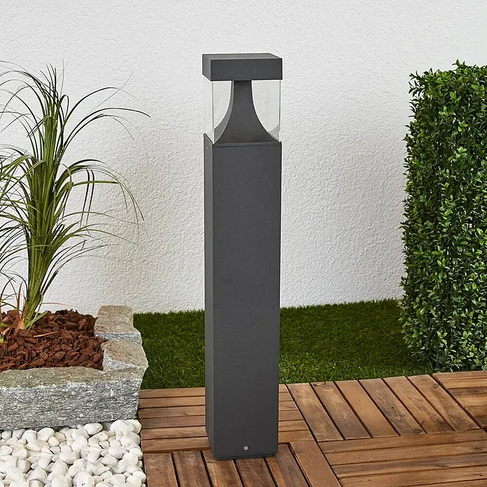 Lucande Außenlaterne Egon -  - Dunkelgraue quadratische Außenleuchte mit klarem Glaskopf auf Holzterrasse.
