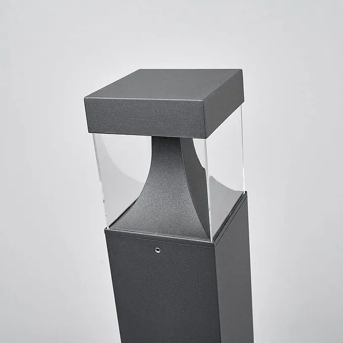 Lucande Außenlaterne Egon -  - Dunkelgraue quadratische Pollerleuchte für den Außenbereich mit transparenten Paneelen und konischem Reflektor.