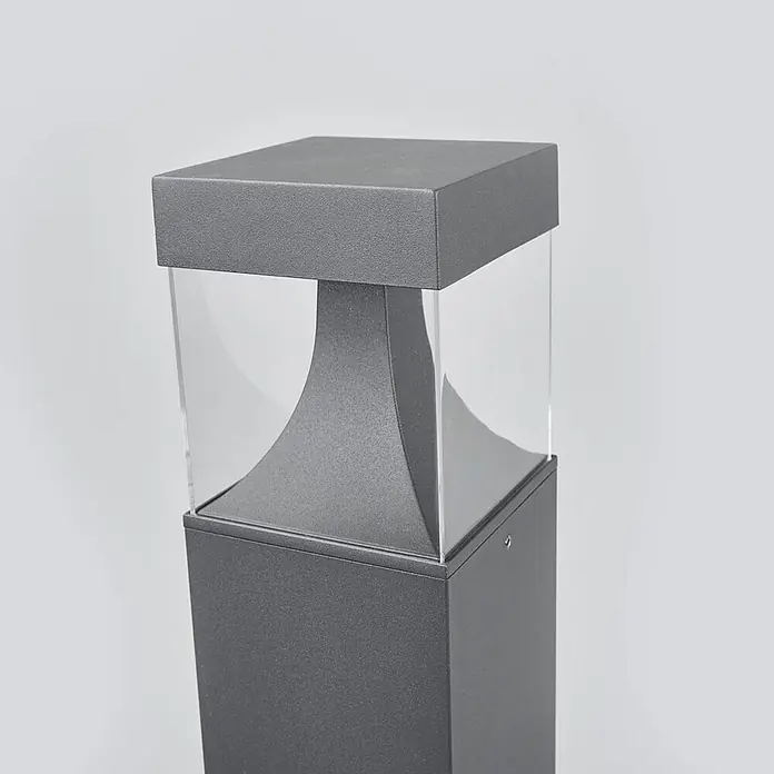 Lucande Außenlaterne Egon -  - Dunkelgraue, quadratische Wegeleuchte mit transparentem Mittelteil und gebogenem Innenreflektor.
