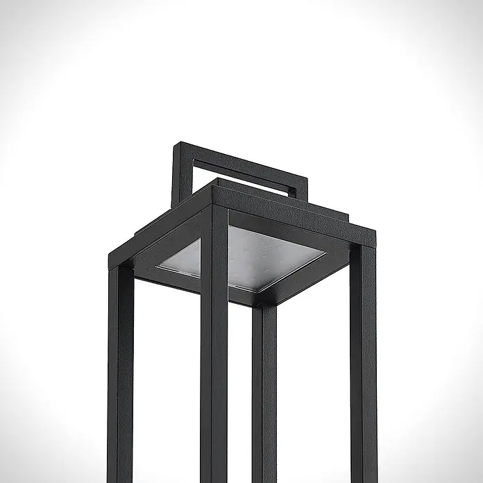 Lucande Außenlaterne Mirina - 10 x 10 x 33,5 cm - Nahaufnahme einer schwarzen, texturierten LED-Laterne aus Metall mit Griff.