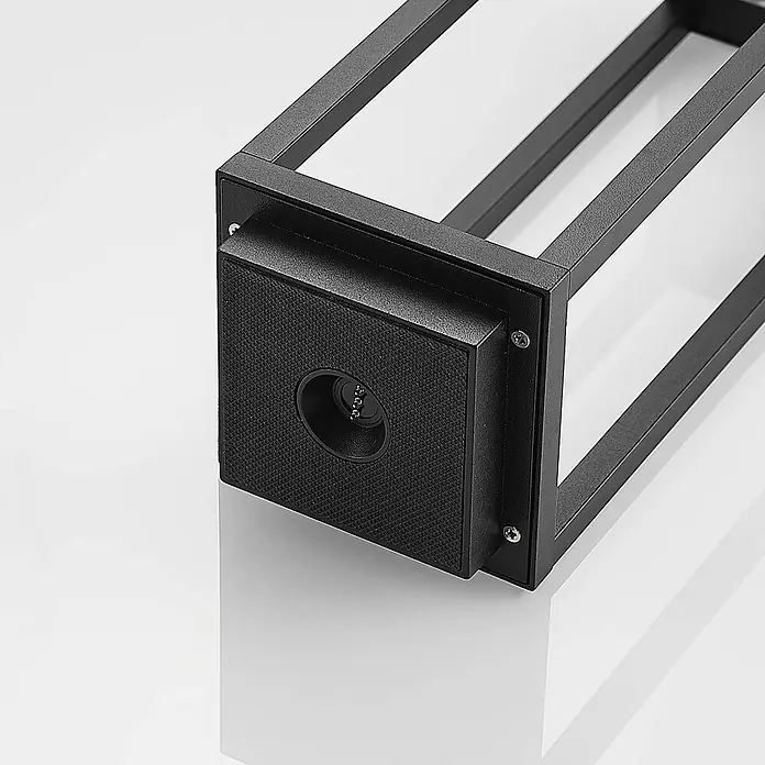 Lucande Außenlaterne Mirina - 10 x 10 x 33,5 cm - Schwarzer rechteckiger Metallrahmen mit strukturiertem Block und rundem elektrischem Anschluss für eine Leuchte.