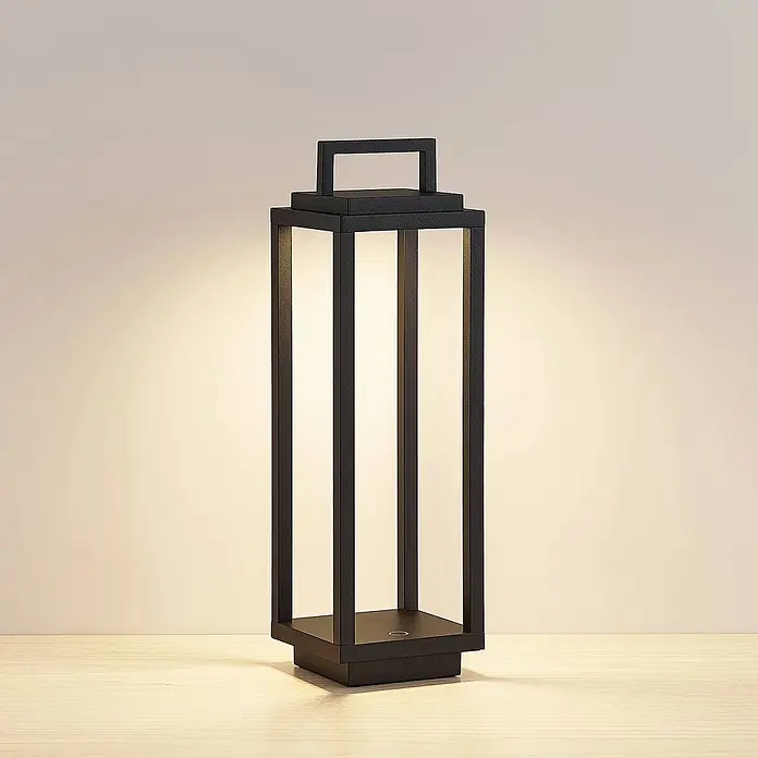 Lucande Außenlaterne Mirina - 10 x 10 x 33,5 cm - Schwarze rechteckige Laternen-Tischleuchte mit Griff und beleuchtetem Innenraum.