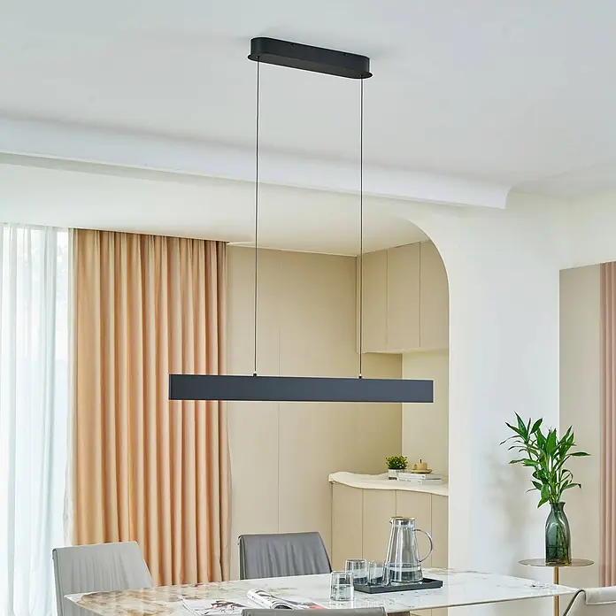 Lucande Pendelleuchte Philine - schwarz, sandSchwarz - Dunkelgraue lineare Pendelleuchte über einem Esstisch, bietet moderne Beleuchtung und passt zum zeitgenössischen Interieur.