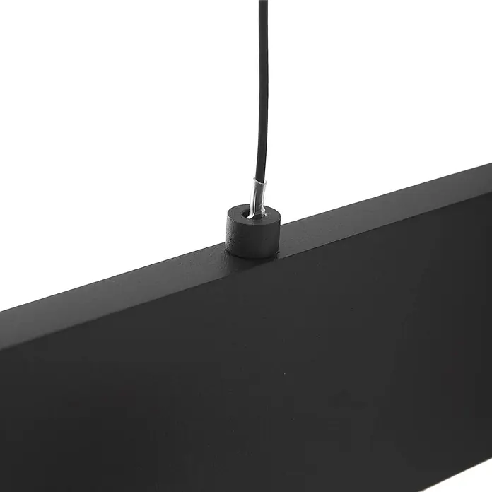 Lucande Pendelleuchte Philine - schwarz, sandSchwarz - Nahaufnahme einer mattschwarzen linearen Leuchte mit einem schwarzen Aufhängungskabel, das durch eine Tülle verbunden ist.