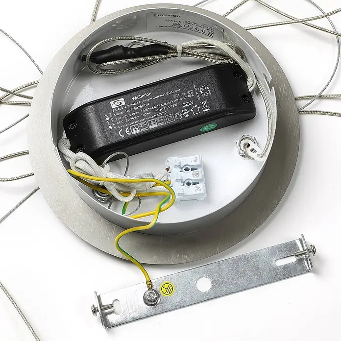 Lucande Pendelleuchte Lyani - chrom / silber, chrom, weiß satiniert - Interne Ansicht einer Leuchte mit schwarzem LED-Treiber, elektrischer Verkabelung und silberner Montageplatte.