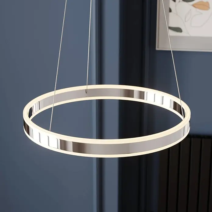 Lucande Pendelleuchte Lyani - chrom / silber, chrom, weiß satiniert - Kreisförmige LED-Pendelleuchte mit poliertem Chrom-Finish, von der Decke hängend.