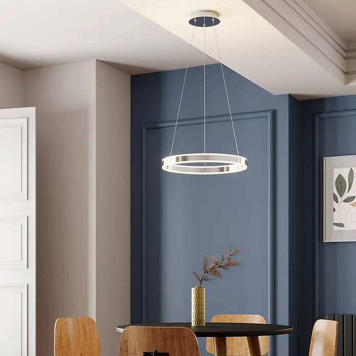 Lucande Pendelleuchte Lyani - chrom / silber, chrom, weiß satiniert - Silberne runde LED-Pendelleuchte hängt über einem Esstisch und beleuchtet den modernen Raum.
