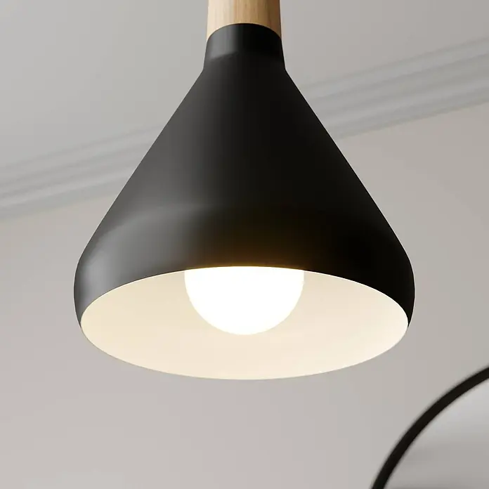 Lindby Pendelleuchte Arina - L x B x H: 100 x 12 x 17 cm, schwarz, Schwarz, holz hell, E14 - Schwarze Metall-Pendelleuchte mit Holzaufsatz und weißem Inneren, leuchtet mit einer hellen Birne.