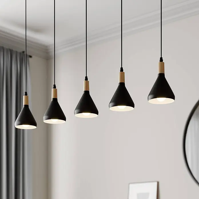 Lindby Pendelleuchte Arina - L x B x H: 100 x 12 x 17 cm, schwarz, Schwarz, holz hell, E14 - Fünf schwarze Pendelleuchten mit Holzdetails und schwarzen Kabeln, beleuchtet hängend.