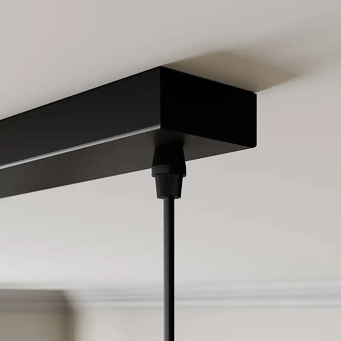 Lindby Pendelleuchte Arina - L x B x H: 100 x 12 x 17 cm, schwarz, Schwarz, holz hell, E14 - Schwarzer rechteckiger Deckenbaldachin für eine Pendelleuchte, mit einem schwarzen Kabel nach unten.