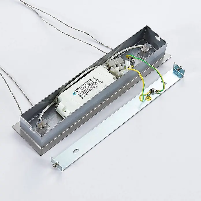 Lindby Pendelleuchte Sladja - L x B x H: 100 x 10 x 4 cm, chrom, satiniert, klar - LED-Treiber und Verkabelung in einem rechteckigen Metallgehäuse, mit abgenommener Montagehalterung.