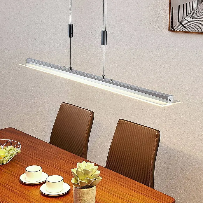 Lindby Pendelleuchte Sladja - L x B x H: 100 x 10 x 4 cm, chrom, satiniert, klar - Silberne, lineare LED-Pendelleuchte über einem Esstisch, die helles Licht spendet.
