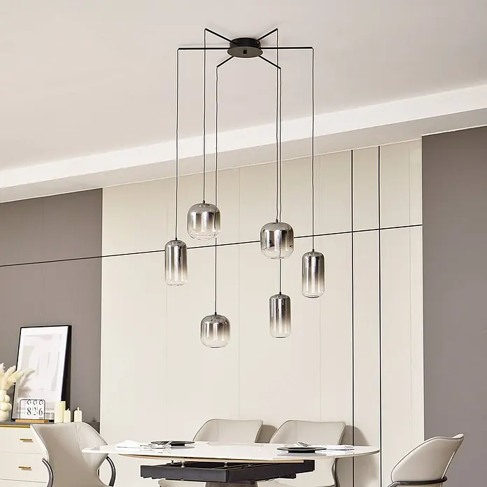 Lucande Pendelleuchte Avelina - L x B x H: 77 x 77 x 17 cm, alu / grau / zink, rauchgrau, Schwarz - Cluster-Pendelleuchte mit sechs grauen Glas-Schirmen über einem Esstisch. Schwarze Halterung.
