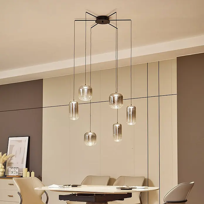 Lucande Pendelleuchte Avelina - L x B x H: 77 x 77 x 17 cm, alu / grau / zink, rauchgrau, Schwarz - Moderne sechsfach-Pendelleuchte mit getönten Glasschirmen und schwarzer Aufhängung über einem Esstisch.