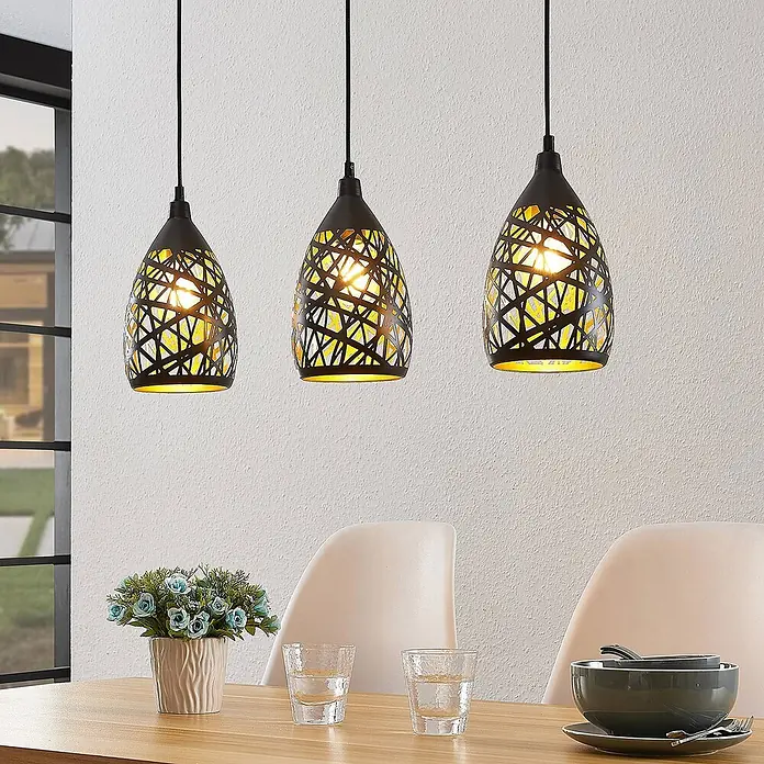 Lindby Pendelleuchte Marcello - L x B x H: 74,5 x 15 x 24 cm, schwarz, Schwarz, gold, E27 - Drei schwarze Pendelleuchten mit geflochtenem Design spenden warmes Licht über einem modernen Esstisch.