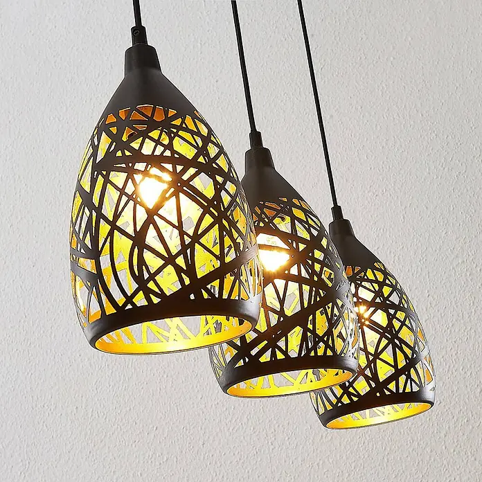 Lindby Pendelleuchte Marcello - L x B x H: 74,5 x 15 x 24 cm, schwarz, Schwarz, gold, E27 - Drei schwarze Pendelleuchten aus Metall mit filigranen, durchbrochenen Schirmen und warmem, goldenem Innenschein.