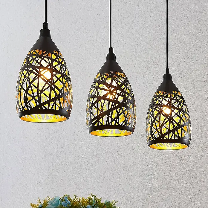 Lindby Pendelleuchte Marcello - L x B x H: 74,5 x 15 x 24 cm, schwarz, Schwarz, gold, E27 - Drei schwarze Pendelleuchten mit geometrischen Mustern und goldener Innenseite, beleuchtet hängend.