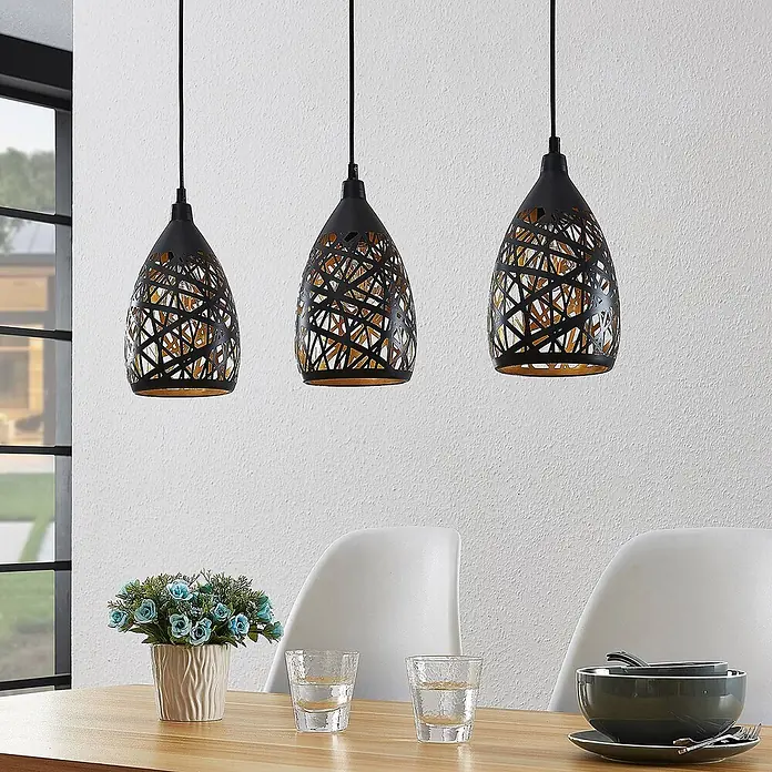 Lindby Pendelleuchte Marcello - L x B x H: 74,5 x 15 x 24 cm, schwarz, Schwarz, gold, E27 - Drei schwarze Pendelleuchten mit offenem Design und goldenem Interieur hängen über einem Esstisch aus Holz.