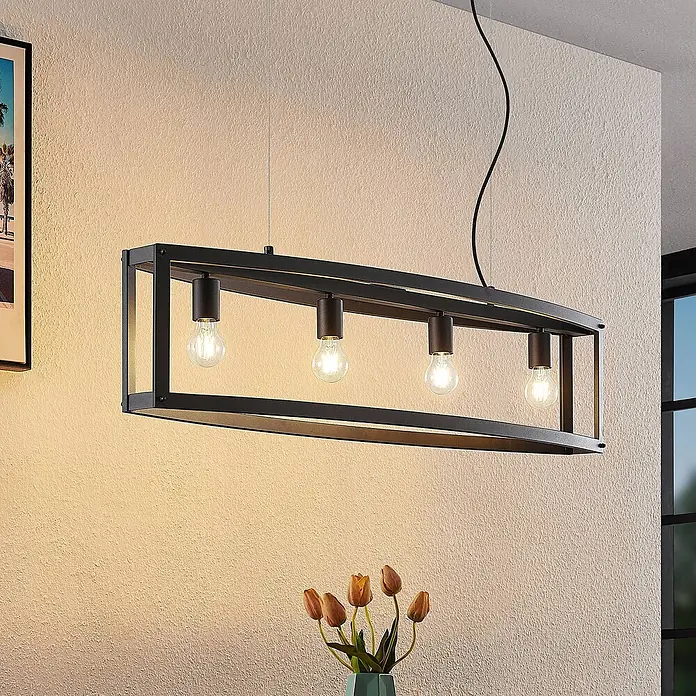 Lindby Pendelleuchte Mizgin - L x B x H: 110 x 25 x 25 cm, schwarz, Schwarz, E27 - Schwarze rechteckige Pendelleuchte mit vier sichtbaren Glühbirnen hängt über einem Blumenstrauß an einer strukturierten Wand.