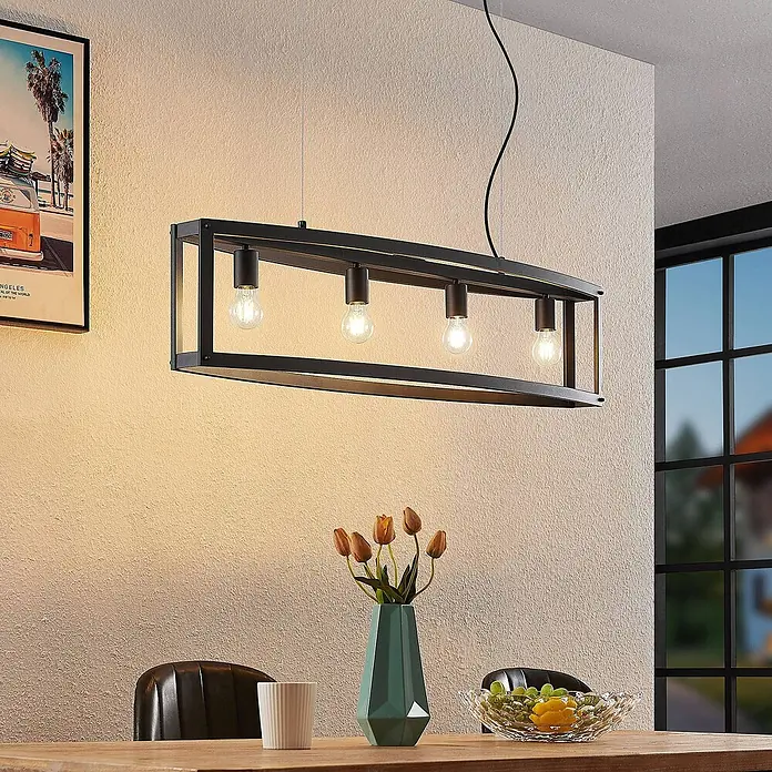 Lindby Pendelleuchte Mizgin - L x B x H: 110 x 25 x 25 cm, schwarz, Schwarz, E27 - Schwarze, rechteckige Pendelleuchte aus Metall mit vier sichtbaren Glühbirnen über einem Holzesstisch.