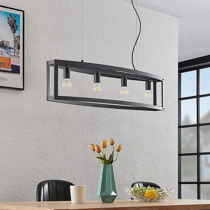 Lindby Pendelleuchte Mizgin - L x B x H: 110 x 25 x 25 cm, schwarz, Schwarz, E27 - Schwarze Hängeleuchte aus Metall in Rechteckform mit vier sichtbaren Glühbirnen über einem Esstisch.