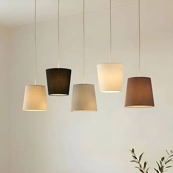 Lucande Pendelleuchte Thamila - L x B x H: 53 x 53 x 21 cm, Multicolour, karamel, Schwarz, grau, weiß, braun, E27 - Fünf Pendelleuchten mit Stoffschirmen in Beige, Schwarz, Hellgrau, Weiß und Braun, von der Decke hängend.
