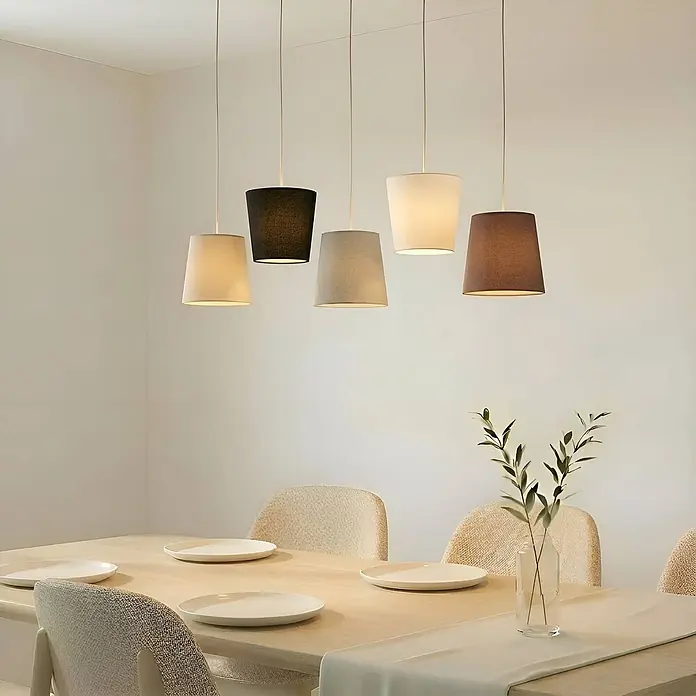Lucande Pendelleuchte Thamila - L x B x H: 53 x 53 x 21 cm, Multicolour, karamel, Schwarz, grau, weiß, braun, E27 - Fünf Pendelleuchten aus Stoff in neutralen Farbtönen beleuchten einen Esstisch.