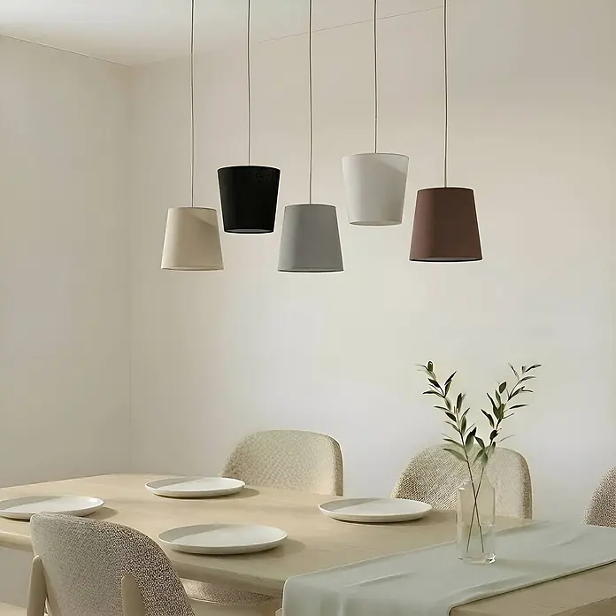 Lucande Pendelleuchte Thamila - L x B x H: 53 x 53 x 21 cm, Multicolour, karamel, Schwarz, grau, weiß, braun, E27 - Fünf unterschiedlich farbige Stoff-Pendelleuchten hängen über einem Esstisch.