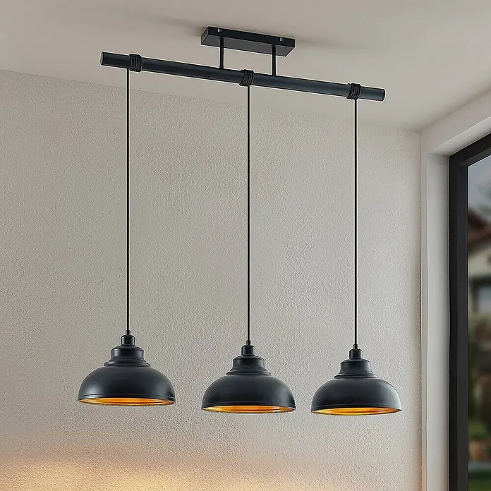 Lindby Pendelleuchte Emna - L x B x H: 101 x 29 x 16 cm, schwarz, Schwarz, gold, E27 - Schwarze Metall-Hängeleuchte mit drei Schirmen, goldener Innenseite, strahlt warmes Licht aus, an schwarzer Stange.