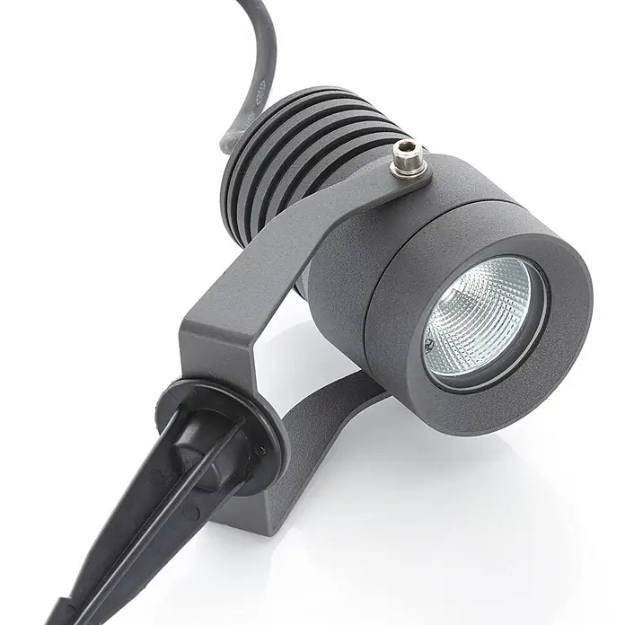 Lucande LED Gartenstrahler mit Erdspieß in dunkelgrau, Strahler Garten -  - Dunkelgrauer Gartenstrahler mit Kühlrippen, klarer Linse und Erdspieß.