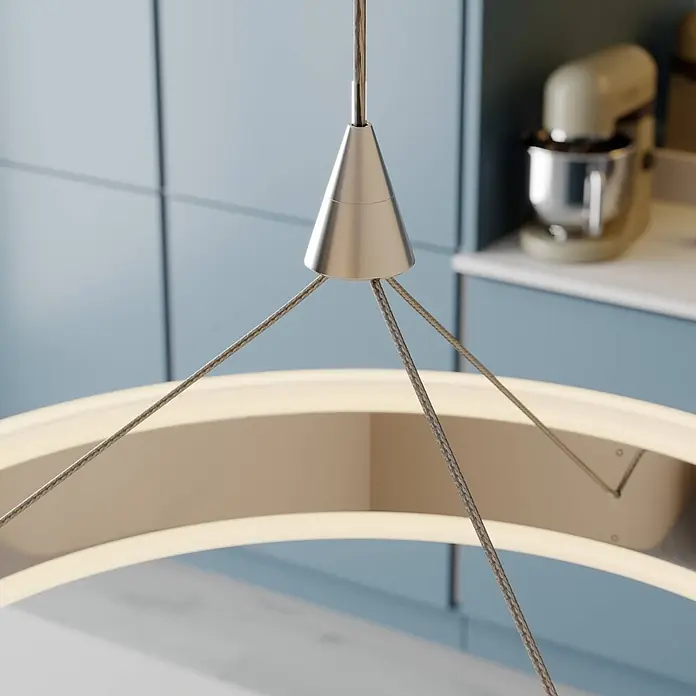 Lucande Pendelleuchte Lyani - chrom / silber, chrom, weiß satiniert - Modern aufgehängte Ringleuchte mit konischer Halterung aus gebürstetem Metall in einer Küche.